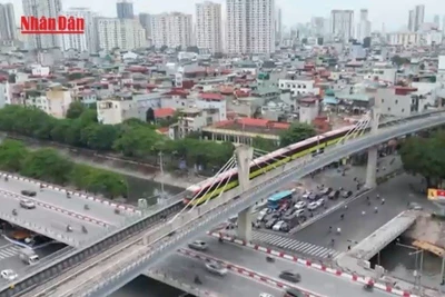 [Video] Tàu điện, xe buýt phát huy hiệu quả, nhanh chóng giải tỏa hành khách Lễ diễu binh, diễu hành