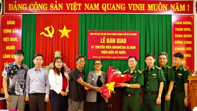 Bộ đội Biên phòng TP.HCM bàn giao công dân Indonesia được cứu nạn trên biển