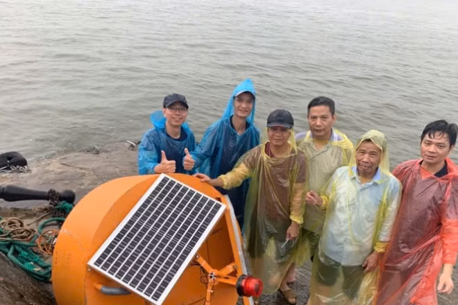 Hình ảnh nhóm thực hiện đề tài lắp đặt thử nghiệm hệ thống quan trắc tự động tại đảo Hòn Dấu.