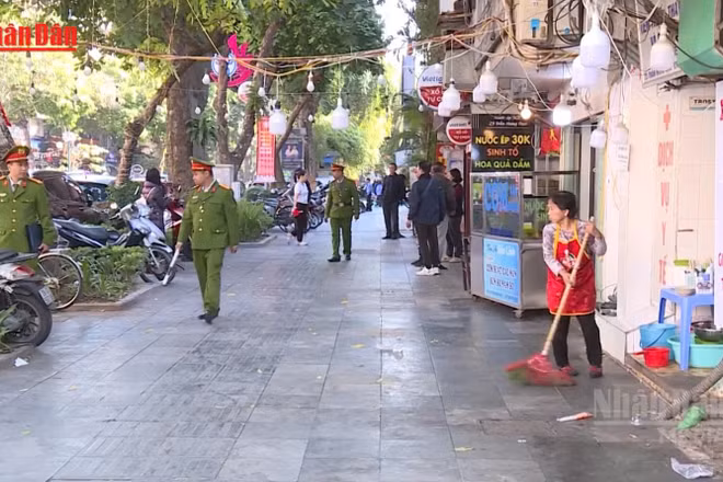 [Video] Công an Hà Nội xem xét trách nhiệm 2 chỉ huy và 14 cán bộ Công an phường để xảy ra vi phạm trật tự đô thị