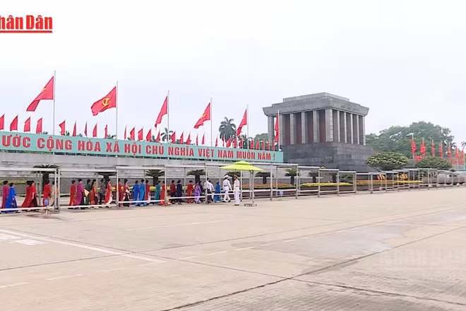 [Video] Hơn 20.000 người vào Lăng viếng Chủ tịch Hồ Chí Minh sáng 30/4