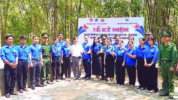 Đoàn thanh niên xã Thiện Hưng, tỉnh Đồng Nai tìm hiểu về cột mốc biên biên giới quốc gia.