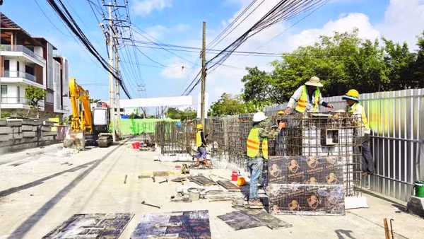 Đơn vị thi công dự án nâng cấp, mở rộng Quốc lộ 91 thi công phần rào chắn công trình.