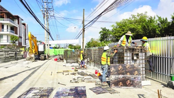 Đơn vị thi công dự án nâng cấp, mở rộng Quốc lộ 91 thi công phần rào chắn công trình.