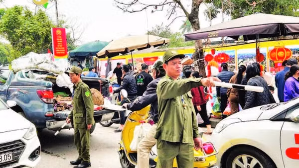 Lực lượng bảo vệ an ninh, trật tự cơ sở tham gia điều tiết giao thông giờ cao điểm.