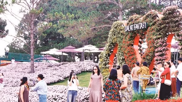 Du khách trải nghiệm xứ ngàn hoa Đà Lạt, tỉnh Lâm Đồng.