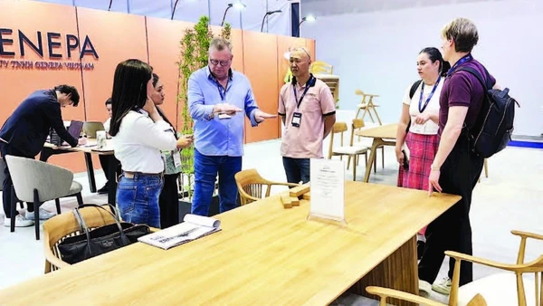 Khách quốc tế tham quan gian hàng nội thất gỗ cao cấp tại Hội chợ Xuất khẩu đồ gỗ và nội thất Thành phố Hồ Chí Minh, tháng 3/2026.