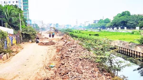 Một số gói thầu thuộc Dự án xây dựng hạ tầng và cải tạo môi trường kênh Tham Lương-Bến Cát-rạch Nước Lên, tiến độ thi công ì ạch, ảnh hưởng đến đời sống dân sinh.