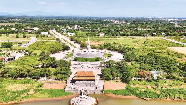 Tượng đài và bến thả hoa bờ bắc sông Thạch Hãn.