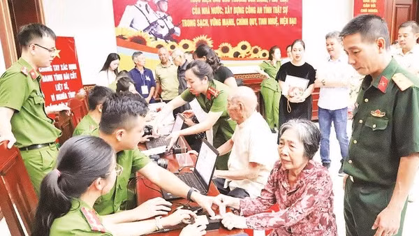 Các đơn vị chức năng lấy mẫu sinh phẩm ADN của thân nhân liệt sĩ để phục vụ công tác xác định danh tính hài cốt liệt sĩ bằng công nghệ ADN.