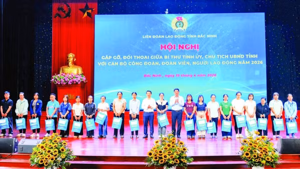 Lãnh đạo tỉnh Bắc Ninh tặng quà, động viên người lao động có hoàn cảnh khó khăn.