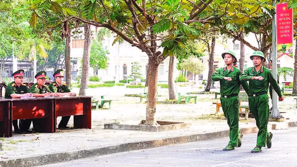 Quân khu 7 kiểm tra công tác huấn luyện chiến sĩ mới tại Trung đoàn Gia Định.