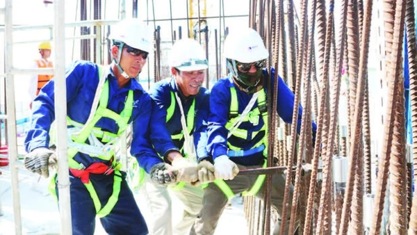 Công nhân đang thi công hạng mục công trình trụ cầu P21, cầu Đại Ngãi 1 bắc qua sông Hậu.