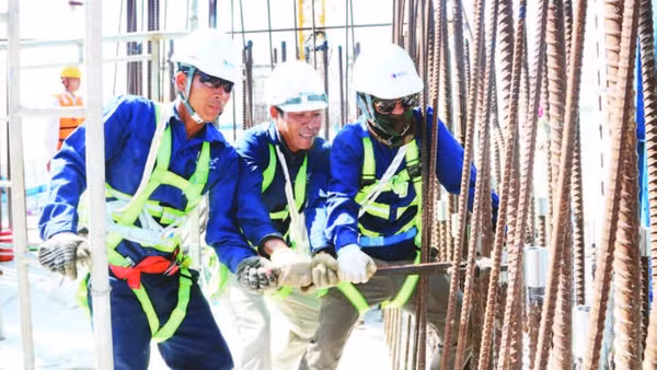 Công nhân đang thi công hạng mục công trình trụ cầu P21, cầu Đại Ngãi 1 bắc qua sông Hậu.