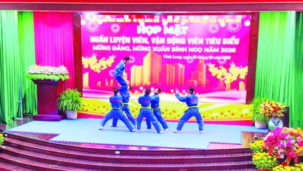 Các vận động viên biểu diễn tại buổi tuyên dương huấn luyện viên, vận động viên đạt thành tích cao.