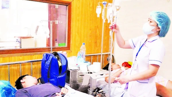 Truyền dịch cho bệnh nhân ngộ độc bánh mì tại Bệnh viện đa khoa Vũng Tàu ngày 2/3.