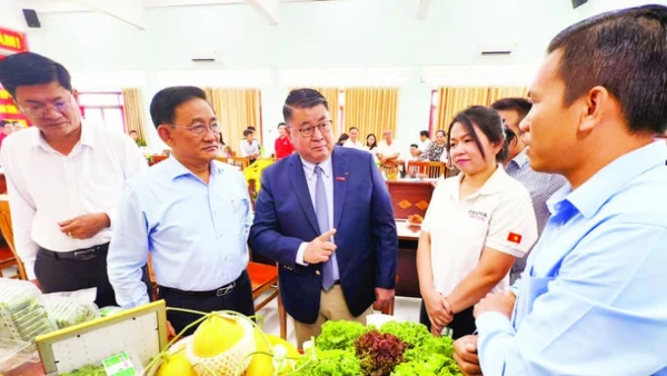 Lãnh đạo Tập đoàn Central Retail Việt Nam tham quan nông sản trưng bày của Công ty cổ phần nông nghiệp 620.