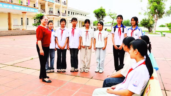 Bà Lương Thị Tuyết, Chủ nhiệm Câu lạc bộ hát nhà tơ xã Đầm Hà thường xuyên dạy các cháu học sinh Trường THCS Đại Bình hát.