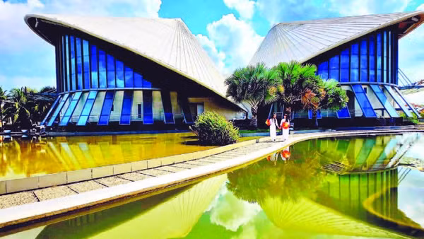 Nhà hát ba nón lá được tổ chức Kỷ lục Việt Nam xác lập “Nhà hát Cao Văn Lầu có hình dạng ba chiếc nón lá lớn nhất Việt Nam”. (Ảnh VÕ DŨNG)