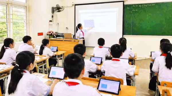 Học sinh Trường trung học cơ sở Hoàng Diệu (phường Trà Lý, tỉnh Hưng Yên) ứng dụng công nghệ AI trong học tập.