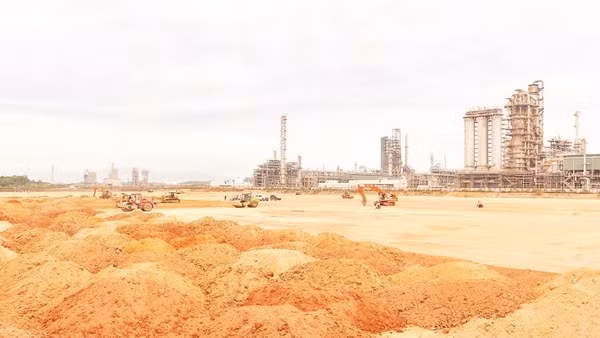 Hối hả thi công hạng mục san lấp mặt bằng dự án Nâng cấp, mở rộng Nhà máy lọc dầu Dung Quất.