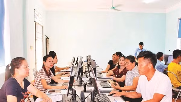 Xã Tân An (Nghệ An) tổ chức lớp tin học văn phòng cho đội ngũ cán bộ xóm ngay sau sắp xếp, sáp nhập xóm.