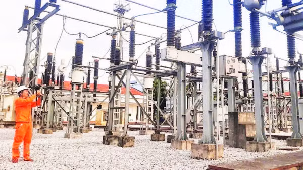 Nhân viên Công ty Điện lực Hưng Yên kiểm tra trạm điện 110 kV bằng camera ảnh nhiệt.