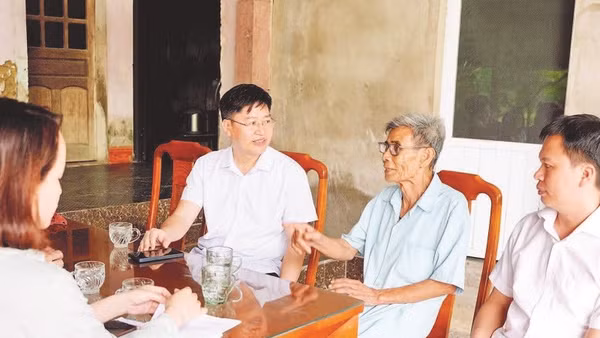 Lãnh đạo phường Thành Sen (Hà Tĩnh) trao đổi với người dân về chính sách bồi thường, giải phóng mặt bằng.