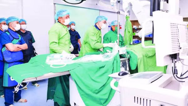 Thực hiện kỹ thuật IVUS (sử dụng đầu dò siêu âm) trong can thiệp tim mạch ở Bệnh viện Hữu nghị Việt Tiệp.