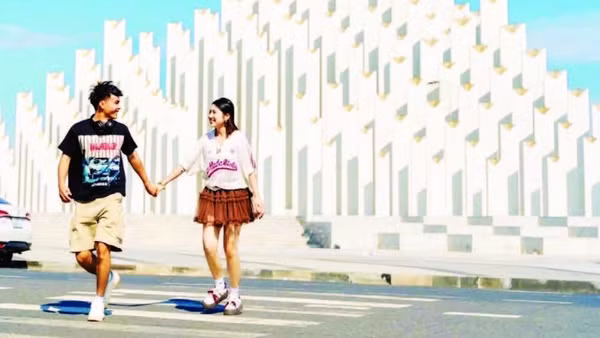 Khách du lịch check-in tháp Tam Thắng, một trong những điểm đến lý tưởng của du lịch Vũng Tàu.