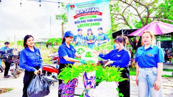 Hoạt động đổi rác thải nhựa lấy cây xanh do đoàn viên, thanh niên phường Phú Mỹ tổ chức.