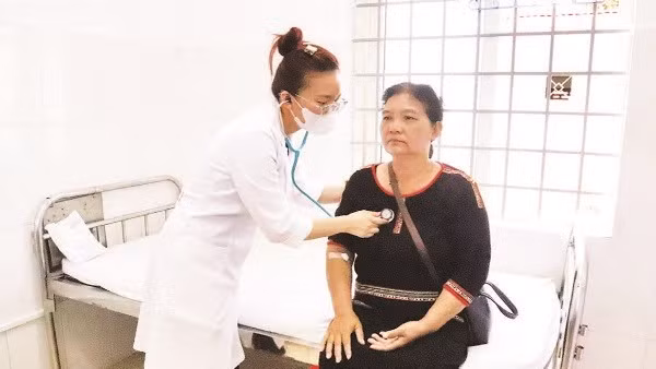 Cán bộ y tế tỉnh Đắk Lắk thăm khám sức khỏe cho đối tượng chính sách phường Tân An.