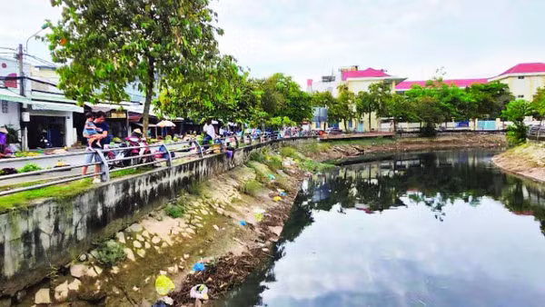 Một dòng kênh tại trung tâm Cần Thơ ô nhiễm vì rác thải.