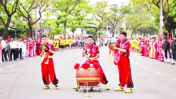 Lễ hội biển Sơn Trà diễn ra vào đầu xuân hằng năm là dịp để ôn lại truyền thống và phát huy nghề biển của cư dân ven biển Sơn Trà.