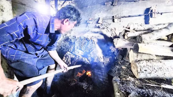 Đốt lửa cho các lò hầm than tại Hợp tác xã Tân Phát.