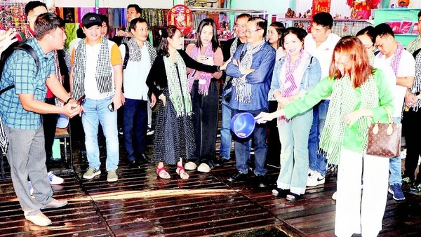  Du khách tham quan làng bè ngã ba sông Châu Đốc.