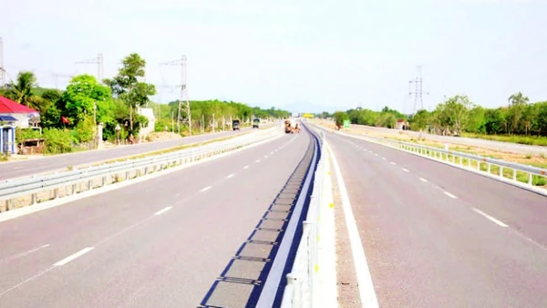 Đoạn tuyến cao tốc này có bốn làn xe, bề rộng nền đường 17m, tốc độ cao nhất cho phép 80 km/giờ.