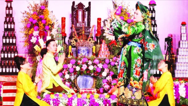 Một cảnh thực hành nghi lễ tín ngưỡng thờ Mẫu tại phường Bắc Sơn.