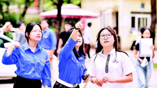 Lực lượng tình nguyện viên “Tiếp sức mùa thi” năm 2025 hỗ trợ thí sinh Thủ đô trong kỳ thi tuyển sinh lớp 10 công lập.