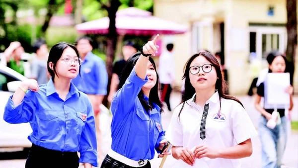 Lực lượng tình nguyện viên “Tiếp sức mùa thi” năm 2025 hỗ trợ thí sinh Thủ đô trong kỳ thi tuyển sinh lớp 10 công lập.