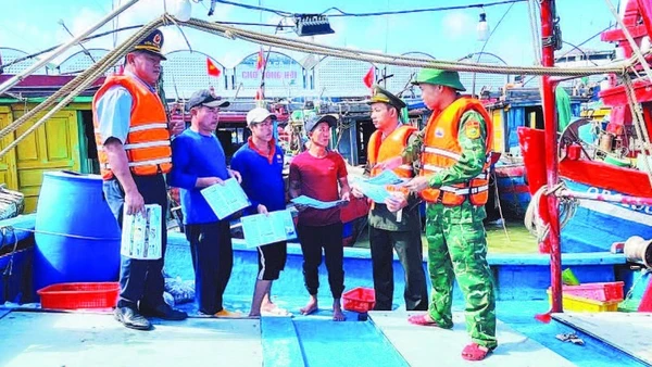 Lực lượng chức năng Quảng Trị tuyên truyền chống khai thác IUU cho ngư dân.
