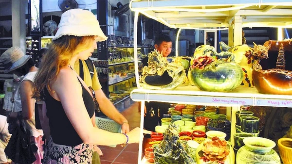  Khách du lịch tham quan tại làng gốm Thanh Hà, thành phố Đà Nẵng.