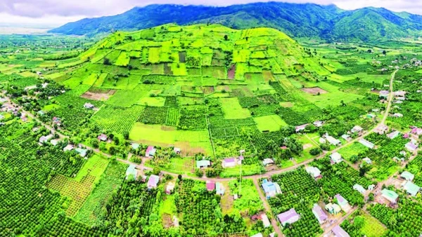 Từ trên cao nhìn xuống, Chư Đăng Ya như một bức tranh kỳ vĩ với những mảng màu luân phiên của cây trồng theo mùa. (Ảnh DŨNG NHÂN)