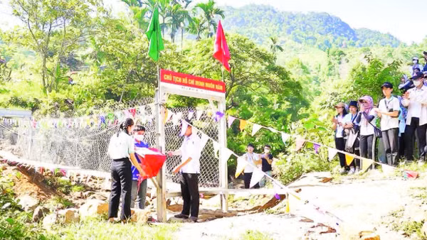 Cây cầu treo qua làng Tu Nương, xã Trà Tập hoàn thành trong niềm vui của người dân.