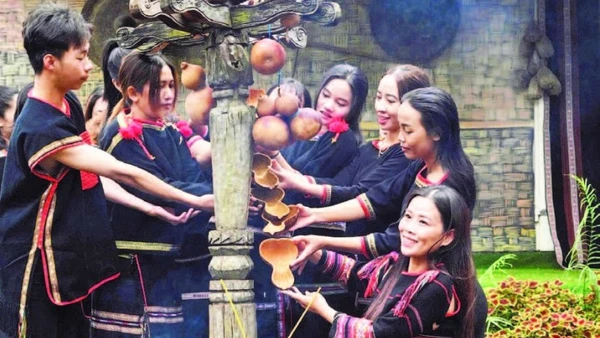 Mời rượu - một hoạt động mang tính trang trọng trong nghi lễ đón khách của dân tộc Ê Đê.