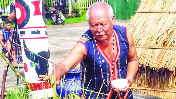 Già làng thực hiện nghi thức mời Yàng về dự lễ hội.