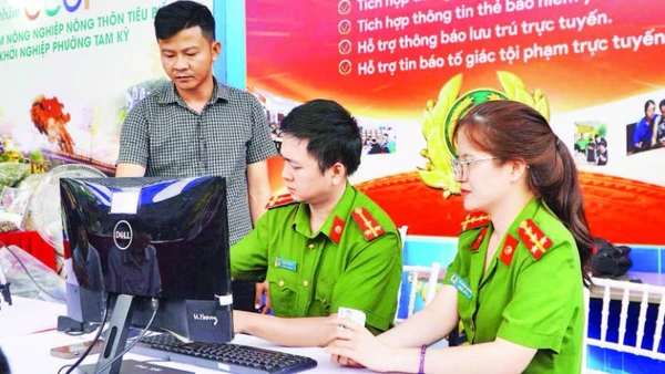 Công an phường Hương Trà đẩy mạnh chuyển đổi số phục vụ người dân.