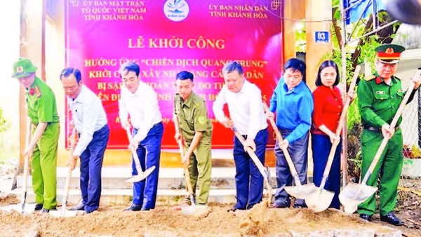 Lễ khởi công xây dựng nhà tặng các hộ dân bị thiệt hại nặng do thiên tai. (Ảnh VŨ TÂN)