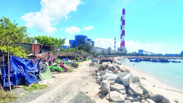 Những hộ dân sinh sống gần Trung tâm Điện lực Vĩnh Tân bị ảnh hưởng tiếng ồn, ô nhiễm bụi than.