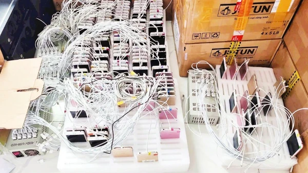 2.000 điện thoại di động được các đối tượng sử dụng để tạo hàng loạt tài khoản mạng xã hội ảo như Telegram, Viber, Tinder, Zalo... (Ảnh Công an cung cấp)